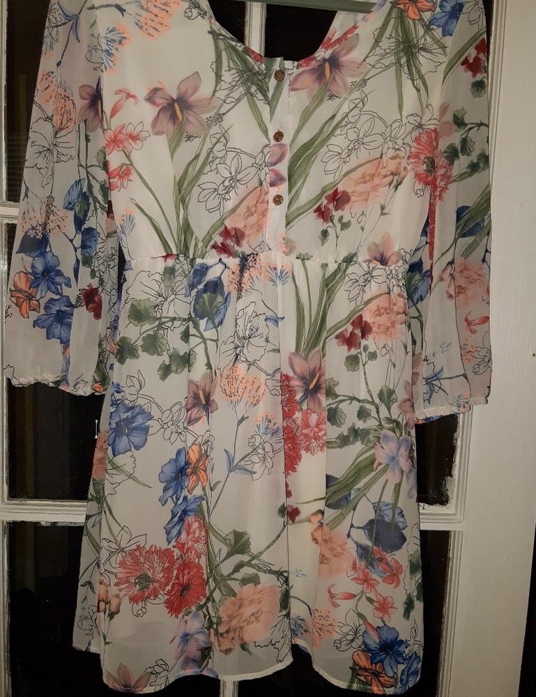 Beautiful flowy flowered dress!!